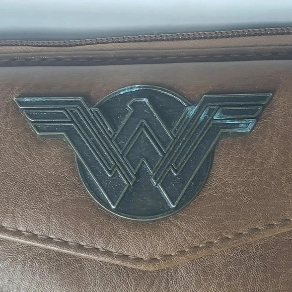 Wonder Woman Faux  Brown Leather DC Comics Womans Wallet. - Picture 3 of 9